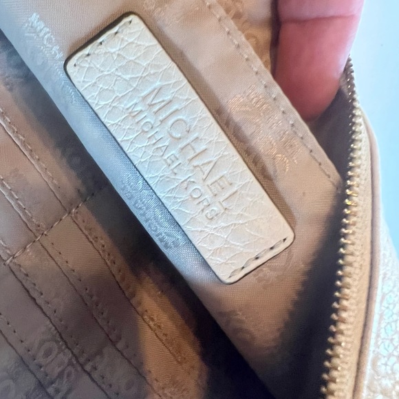 Micheal Kors pebbled leather wristlet - Picture 6 of 6